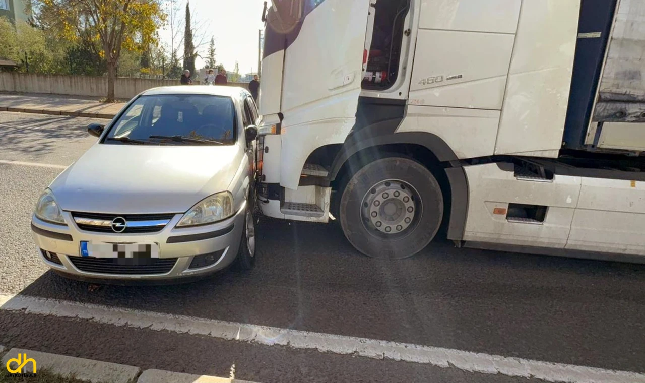TIR’ın çarptığı otomobil metrelerce sürüklendi