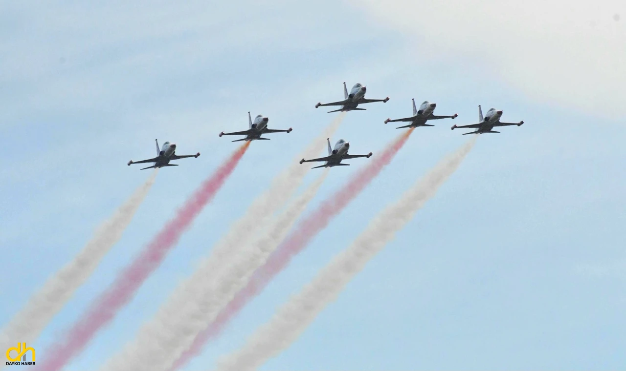 Türk Yıldızları’ndan Çorlu’da gösteri uçuşu
