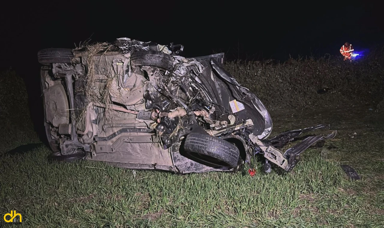 2 otomobil çarpıştığı kazada 5 kişi yaşamını yitirdi