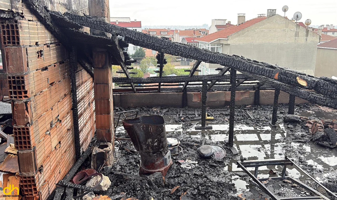 3 katlı binanın çatı katında yangın çıktı