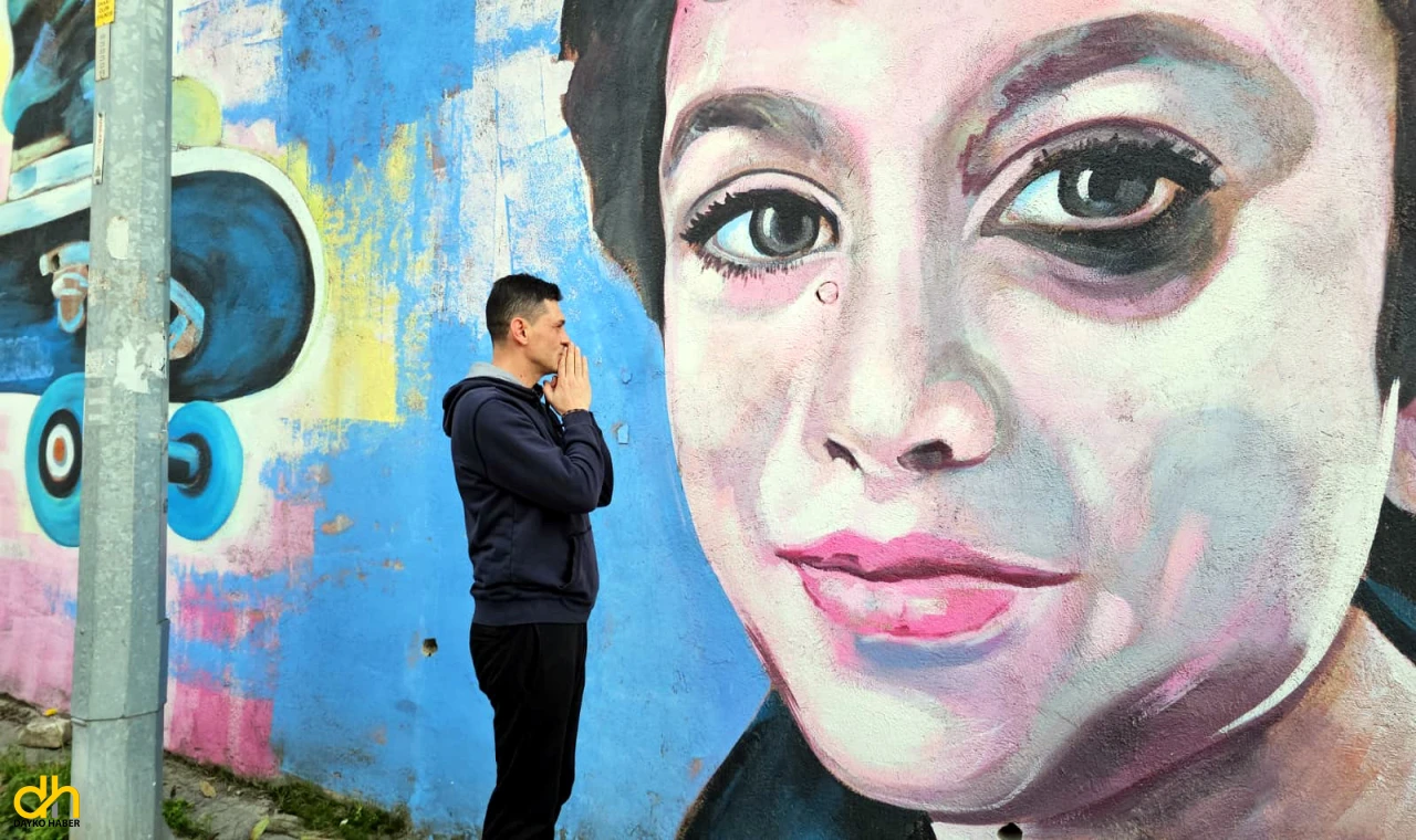 Baba Minguzzi, oğlunun duvara çizilen resmini görünce gözyaşlarını tutamadı