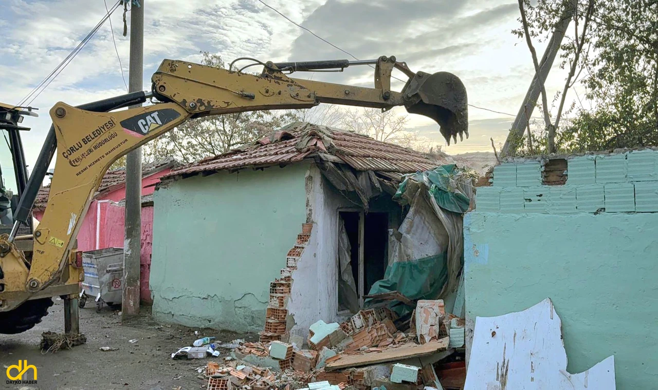 Hıdırağa Mahallesi’nde metruk binaların yıkımı sürüyor