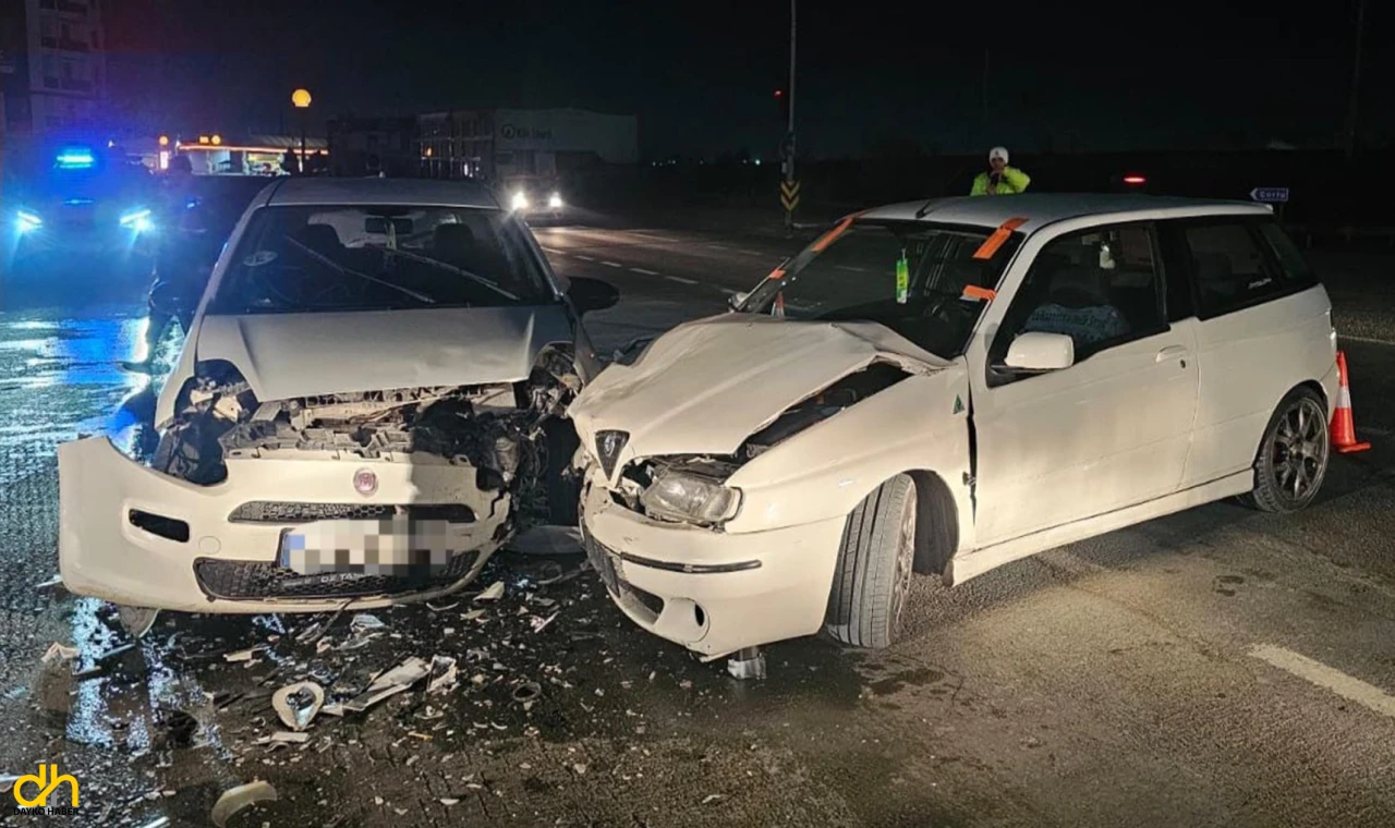 İki otomobil çarpıştı 2 kişi yaralandı