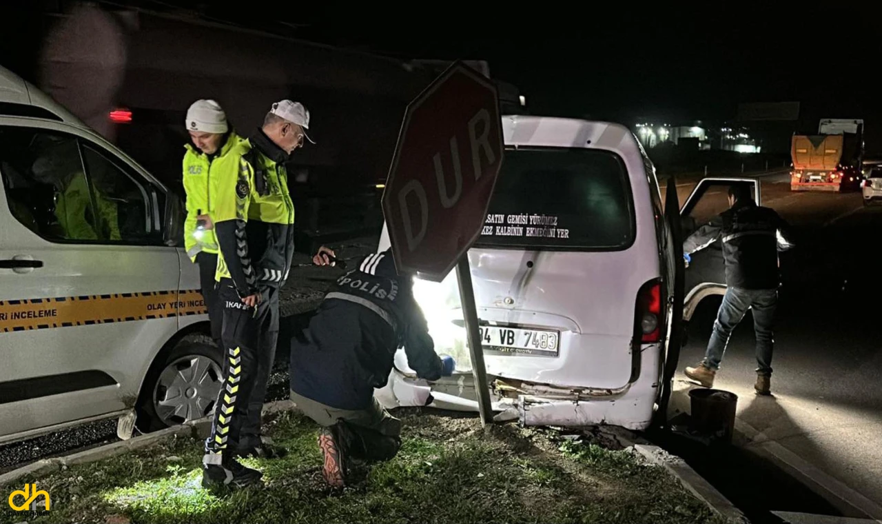 Kaçak göçmen taşıyan minibüs polisten kaçarken kaza yaptı