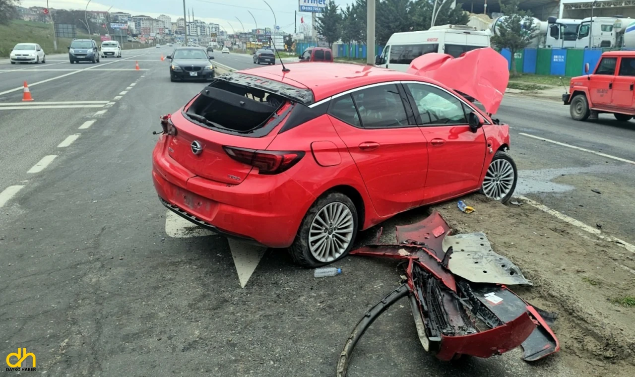 Karşı yöne geçen otomobil, kırmızı ışıkta bekleyen araçlara çarptı
