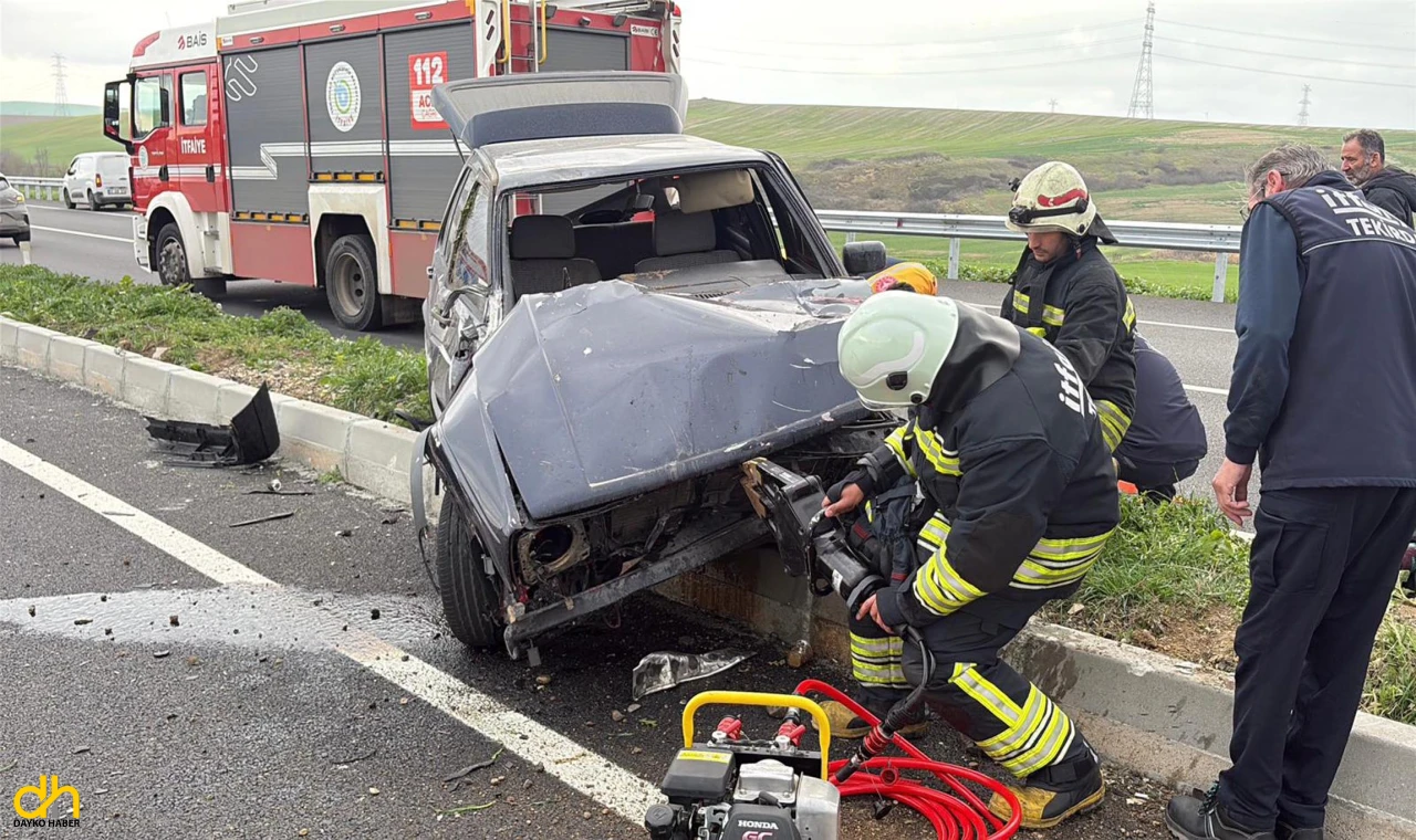 Lastiği patlayan otomobil, refüje çarpıp takla attı