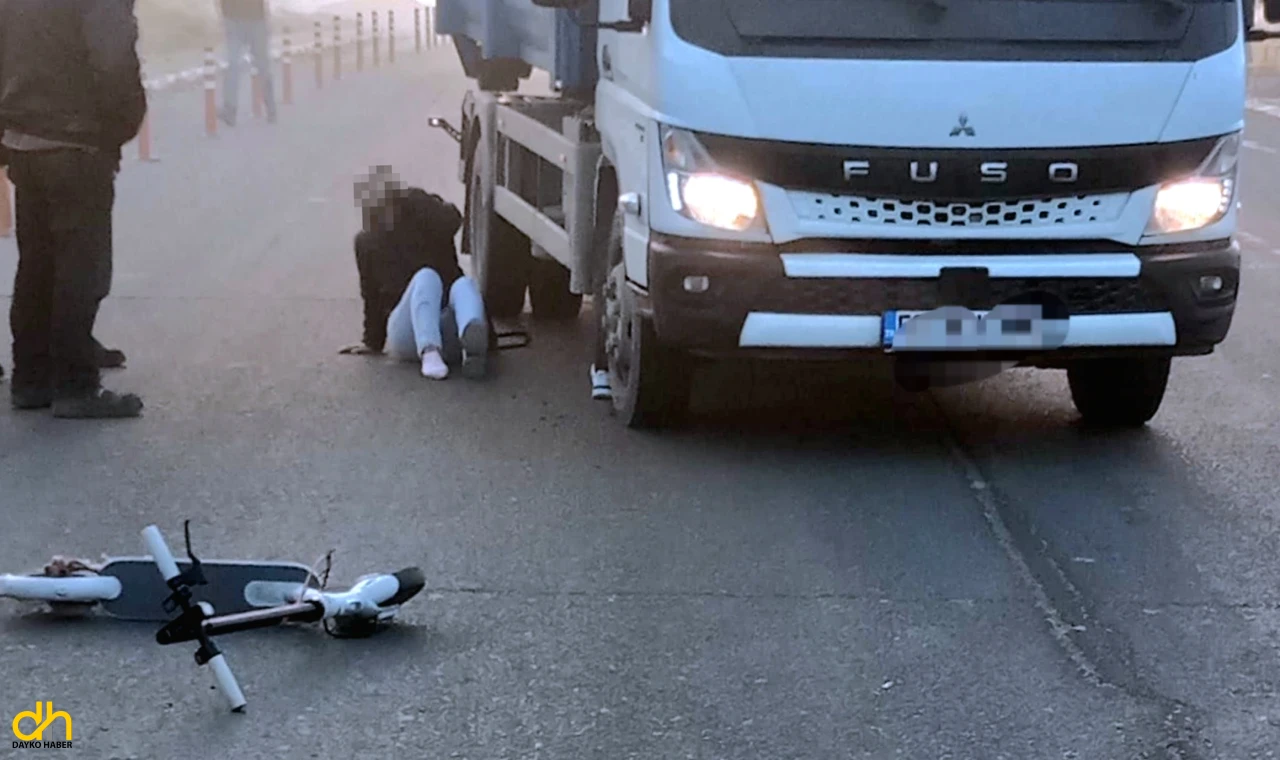 Skuter sürücüsünün ayağının üzerinden kamyonet geçti