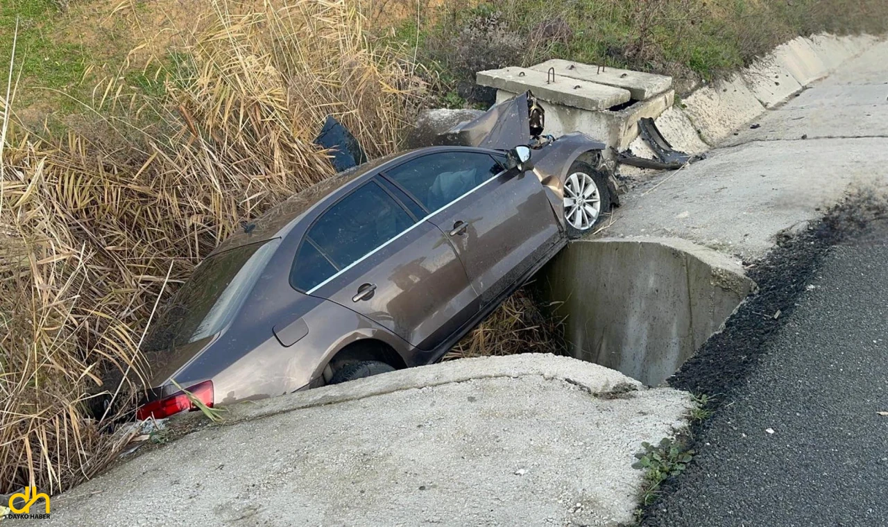Su kanalına düşen otomobildeki çift yaralandı