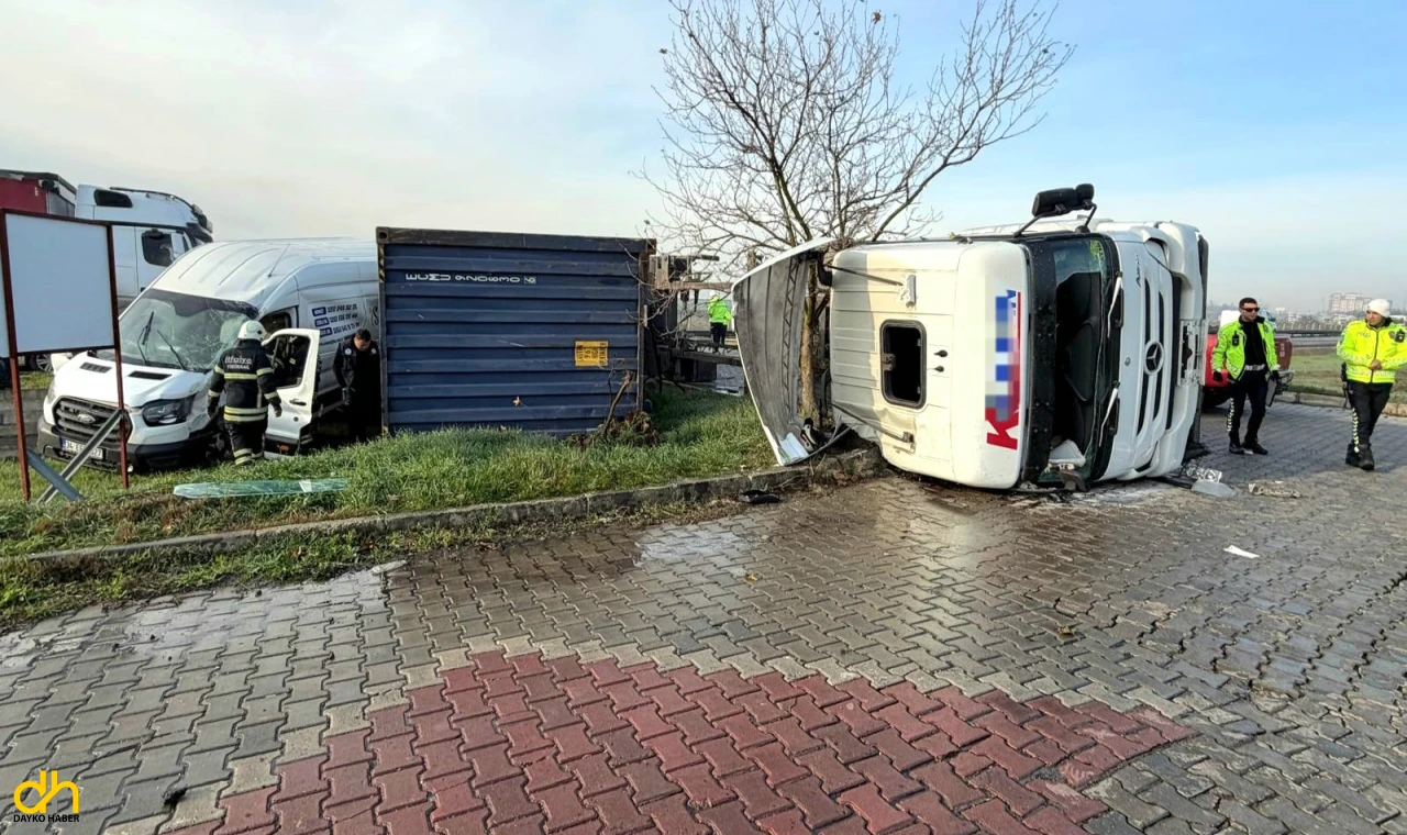 TIR refüjü aşıp karşı yöne geçti, 1’i çocuk, 5 kişi yaralandı