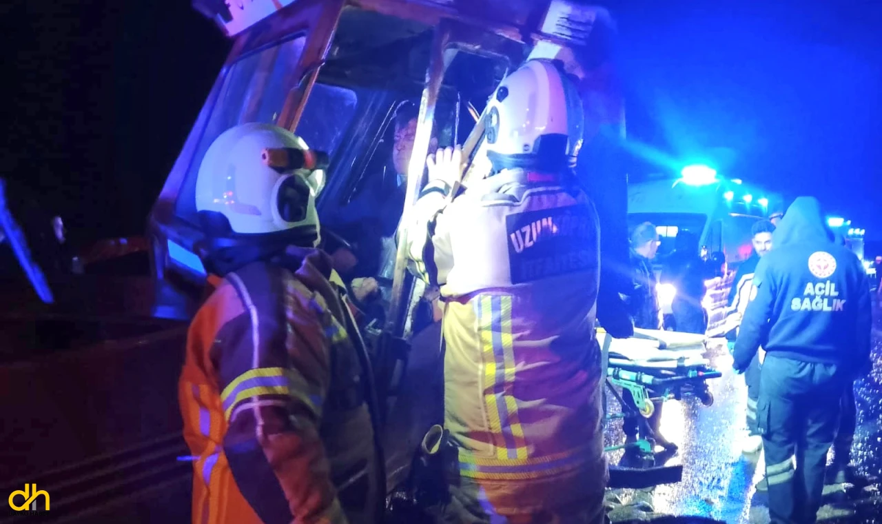 TIR’la çarpışan traktör sürücüsü ağır yaralandı