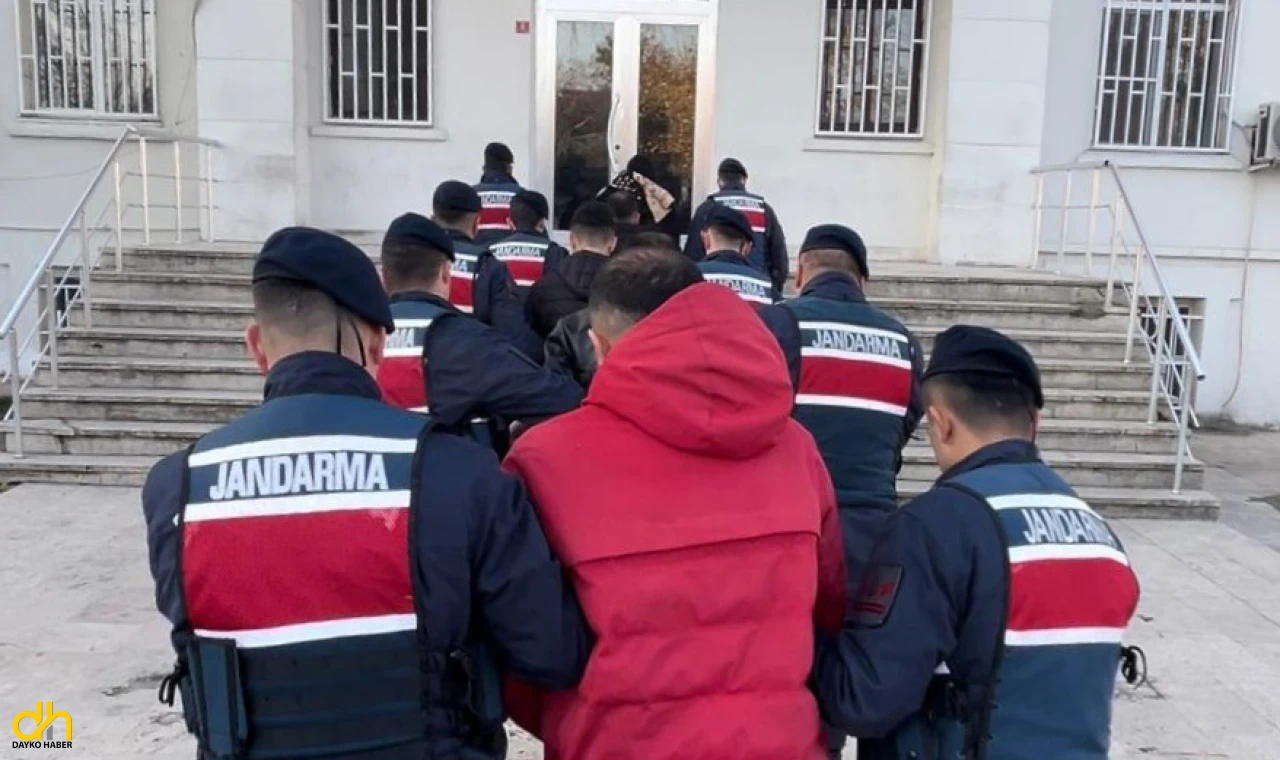 Yurt dışına kaçmak isterken yakalanan 5 Türk tutuklandı