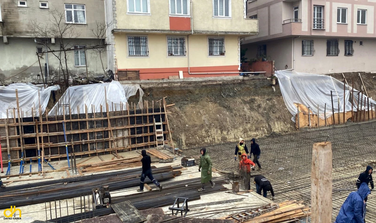 3 binanın bitişiğinde toprak kayması meydana geldi, 25 kişi tahliye edildi