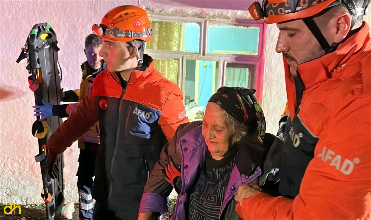 Çatısı çöken metruk binanın bitişiğindeki ev tahliye edildi