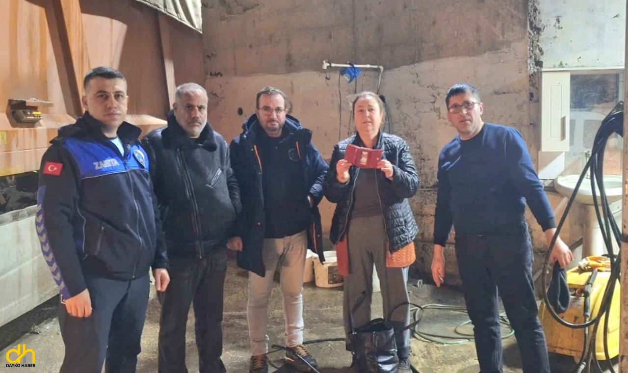 Çöpe atılan cüzdanı Süleymanpaşa Belediyesi personeli buldu