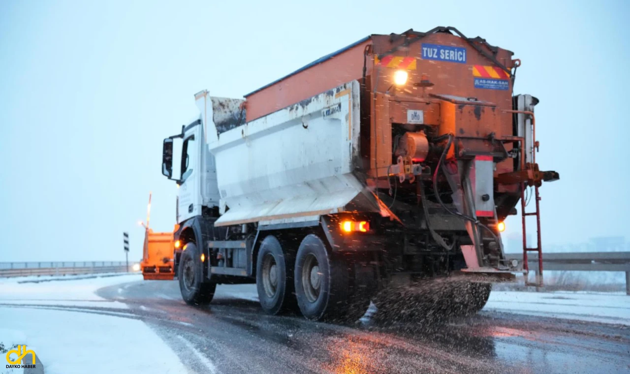 Çorlu Belediyesi, kar ve buzlanmaya karşı önlem aldı
