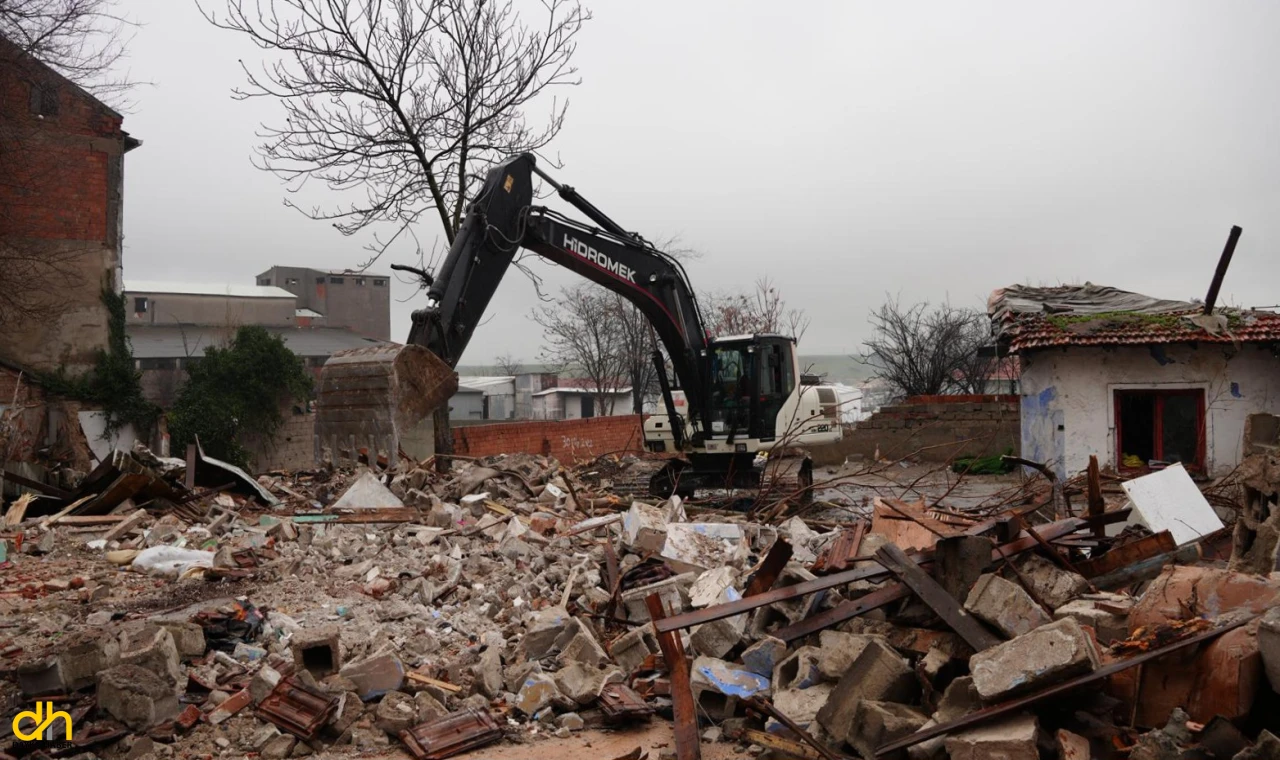 Çorlu’da metruk yapılar yıkılıyor