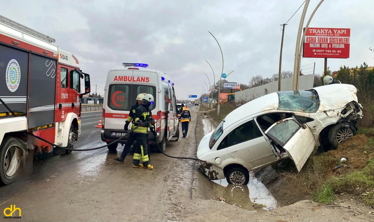 Direğe çarpan otomobilde 3 kişi yaralandı