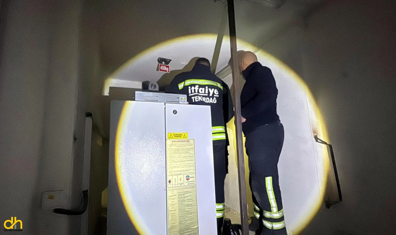 Elektrik kesintisinde asansörde mahsur kalanları itfaiye kurtardı