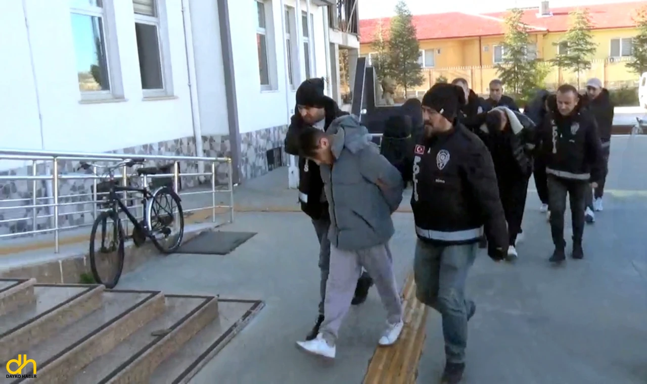 Kendilerini savcı olarak tanıttılar, vatandaşın altınlarını alıp dolandırdılar