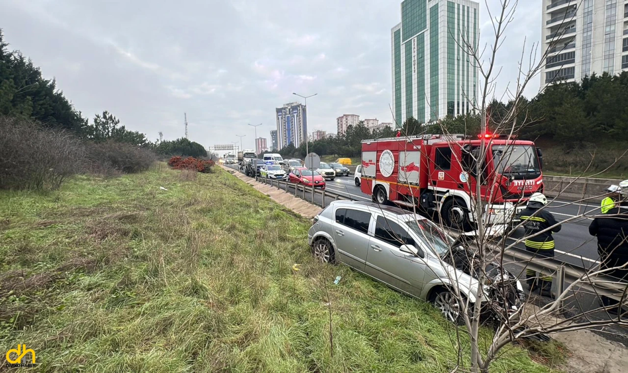 Kontrolden çıkan otomobil başka araca çarpıp su kanalına savruldu