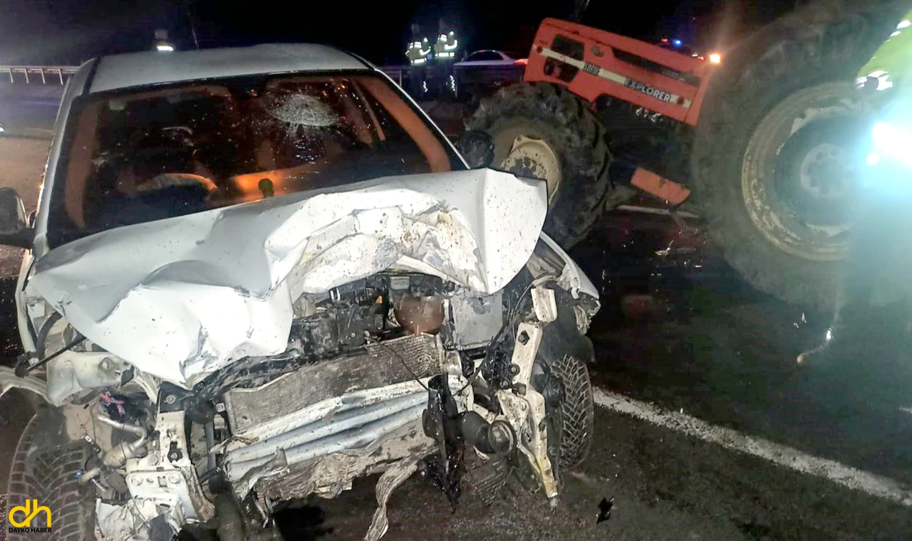 Otomobil ile traktör çarpıştı, 2 kişi yaralandı