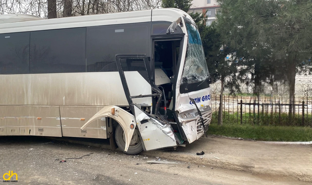 Servis midibüsleri kafa kafaya çarpıştı; 19 yaralı