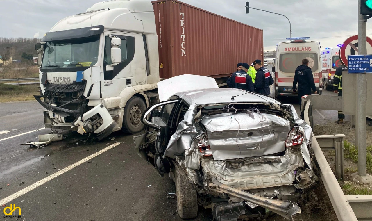 TIR, kırmızı ışıkta bekleyen otomobile çarptı, 3 kişi yaralandı