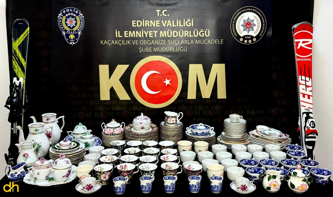 Yurda giriş yapan otomobilde, kaçak eşya ele geçirildi