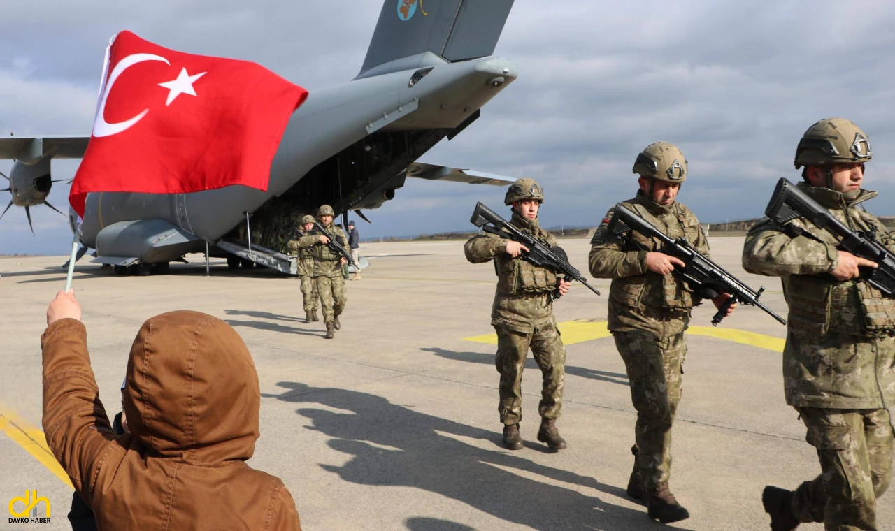 Almanya’da tatbikata katılan Mehmetçiklere duygulu karşılama