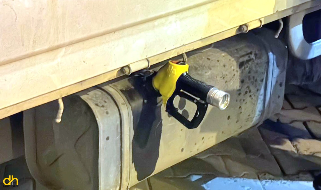 Çalıntı kamyonetle yakıt alırken polisi gören hırsızlar, kaçarken pompayı kopardı