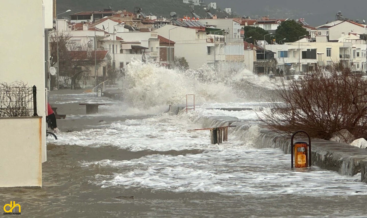 Fırtınada ağaçlar devrildi, balkon duvarı yıkıldı, deniz kara ile birleşti