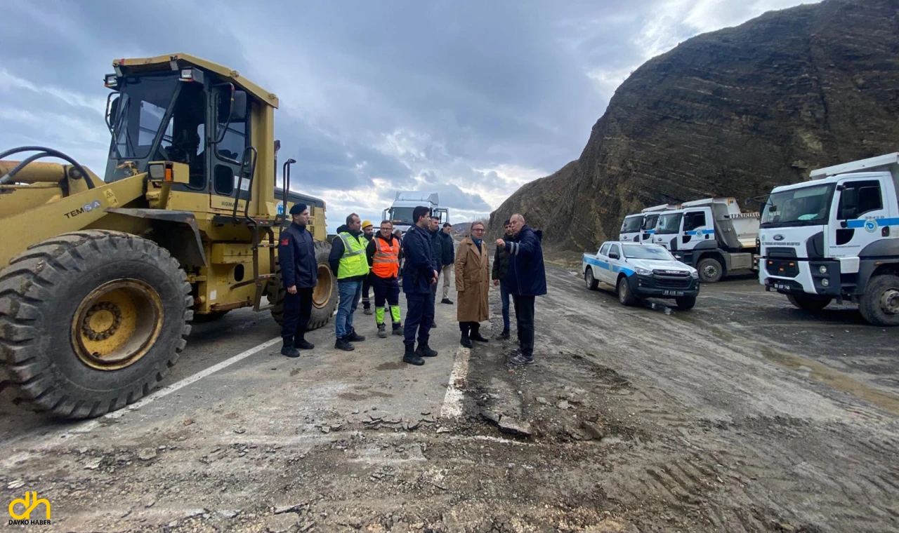Heyelan nedeniyle kapanan yolda ulaşım kontrollü olarak sağlanıyor