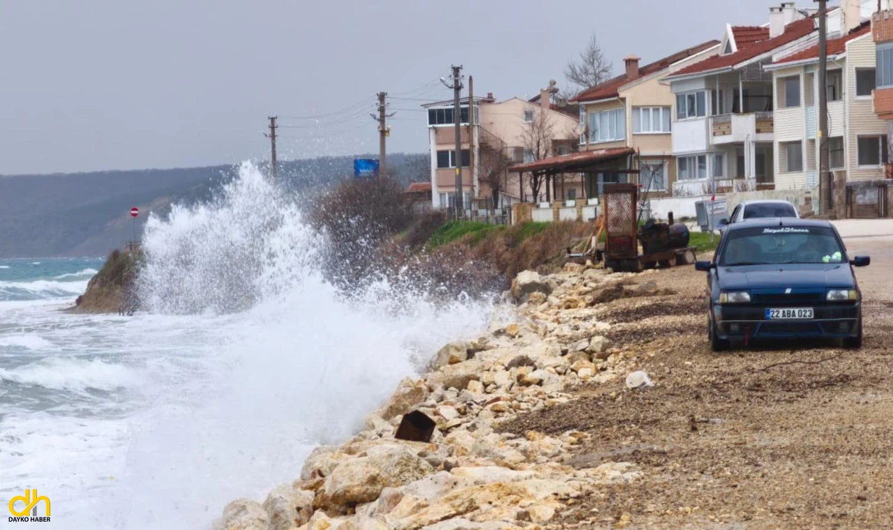 Saros’ta fırtınada dev dalgalar oluştu, yelkenli tekne battı, ağaçlar devrildi