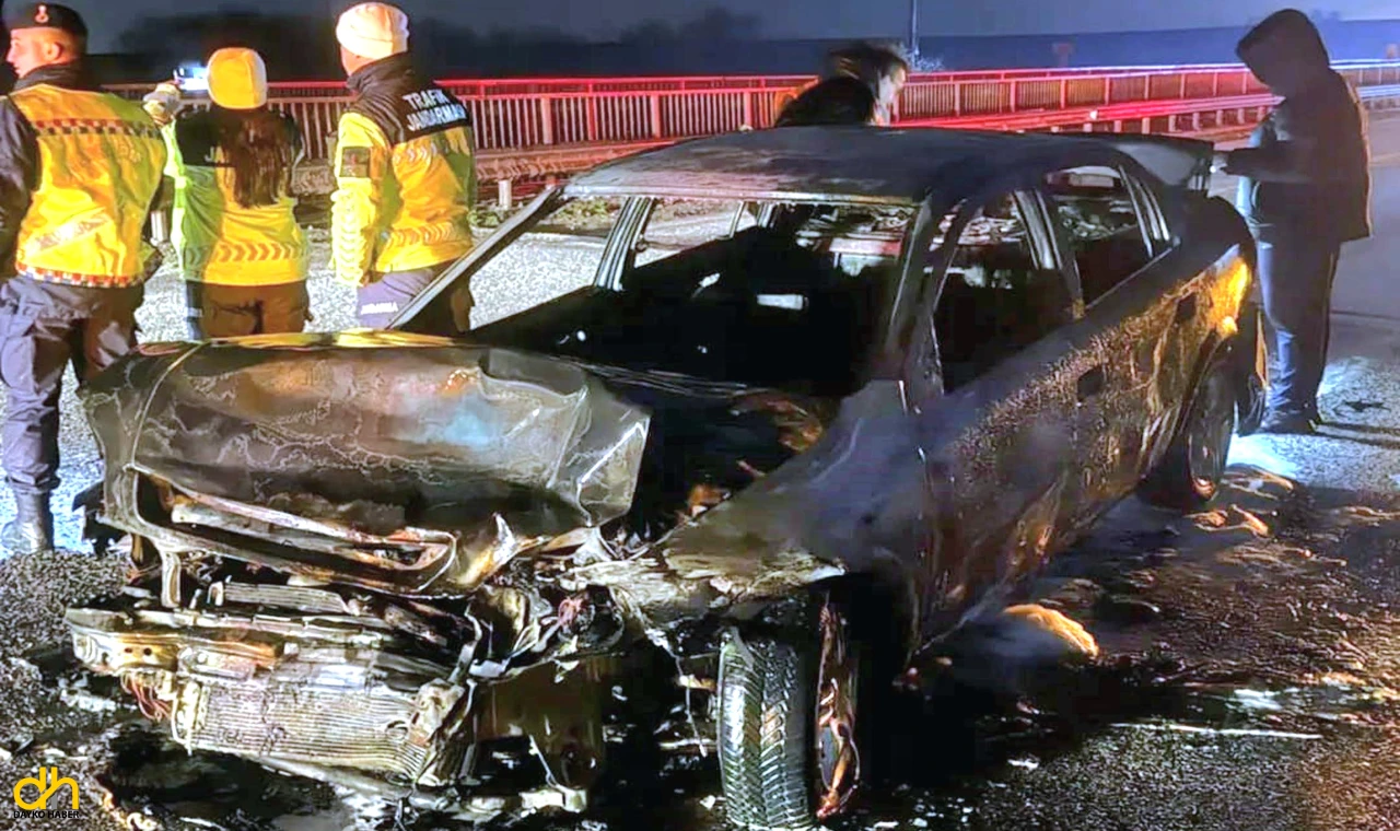 Alev alan otomobil küle döndü