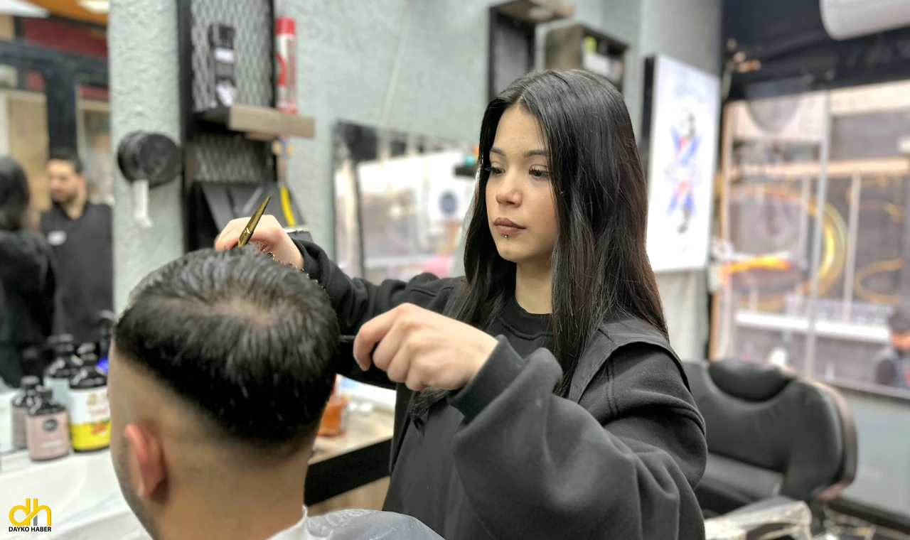 Berber çırağı Sırma, kendi dükkanını açmak istiyor