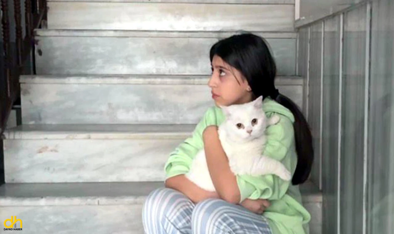 Dairede çıkan yangında korkan kedisine sımsıkı sarıldı