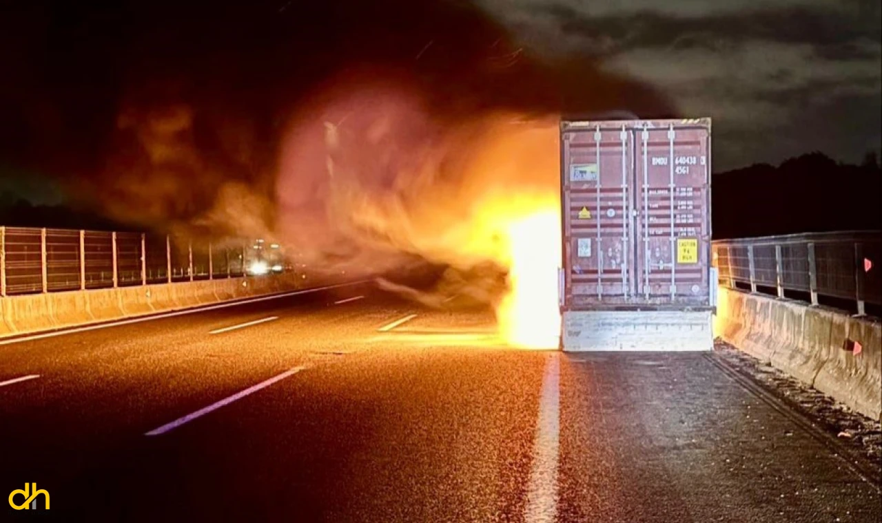Hurda kağıt yüklü TIR’ın dorsesi yandı