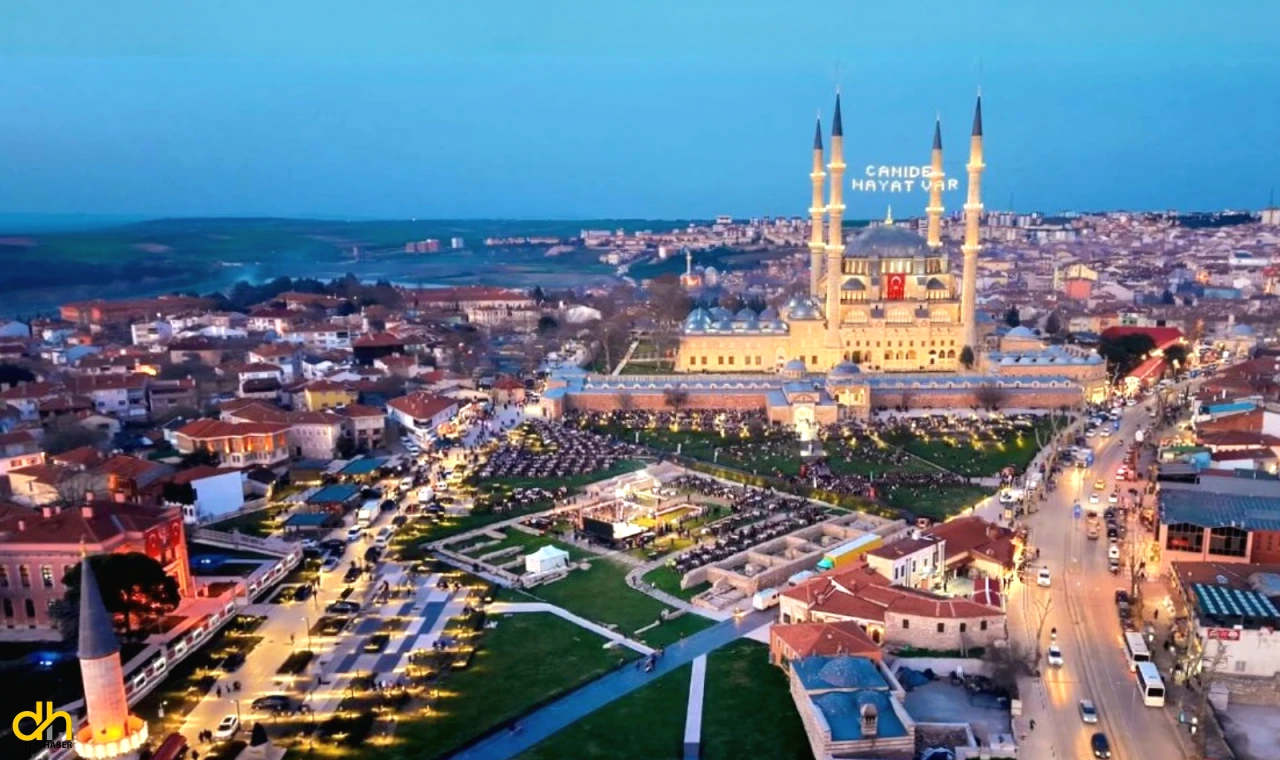 Kadir Gecesi'nde binlerce kişi Selimiye Camisi meydanındaki iftarda buluştu