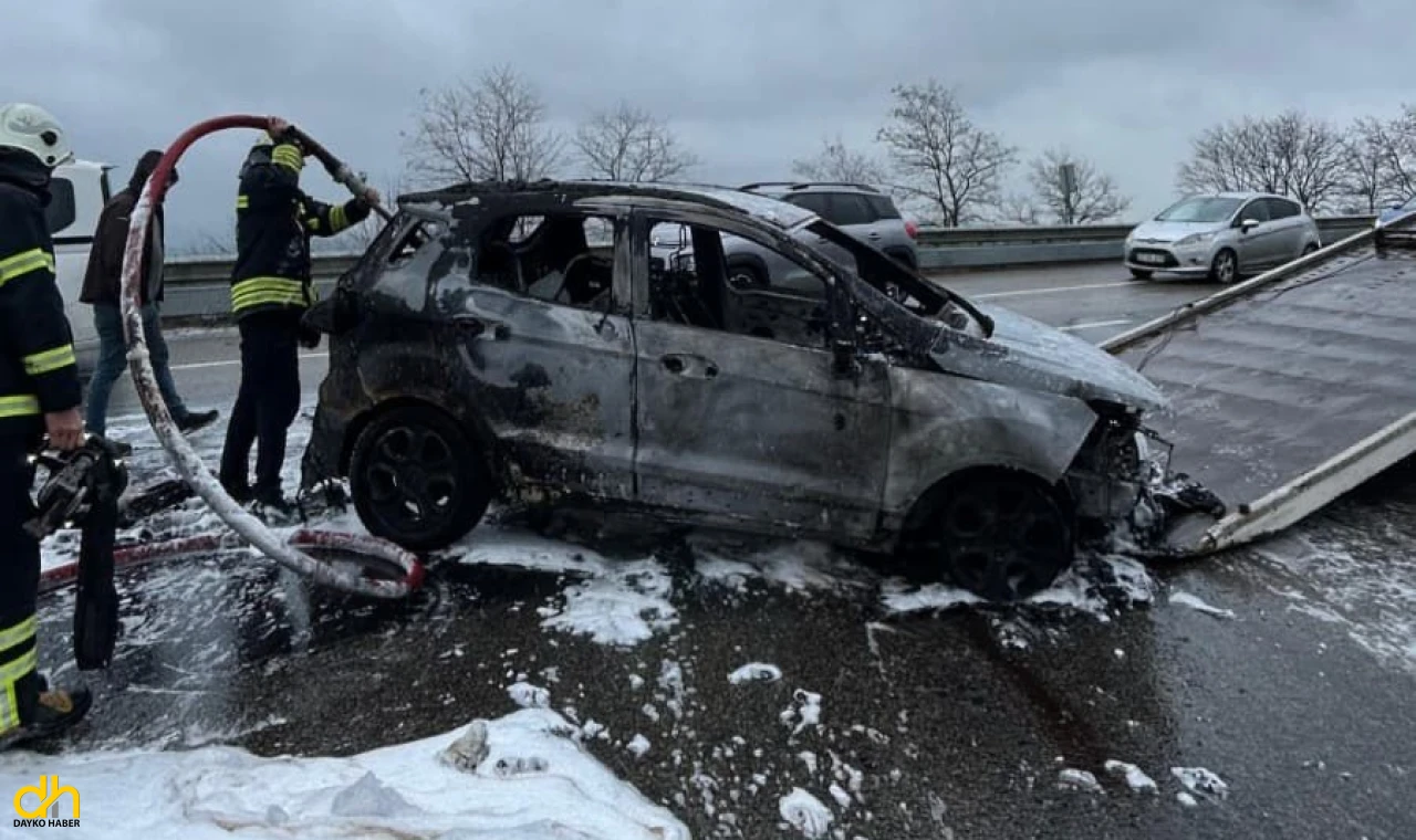 Kaza yapıp alev alan otomobil kullanılamaz hale geldi