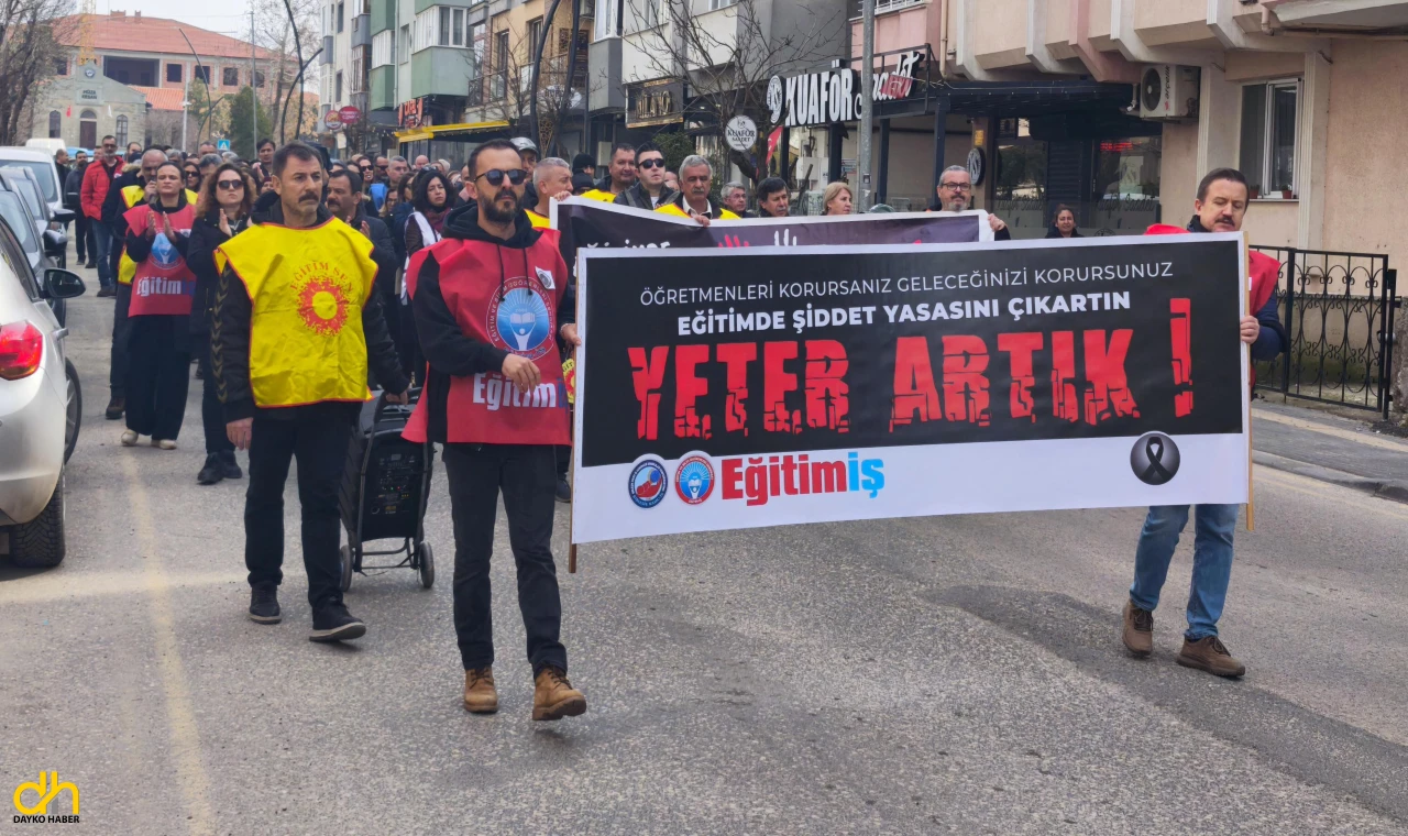 Öğretmenler, öldürülen meslektaşları için yürüdü