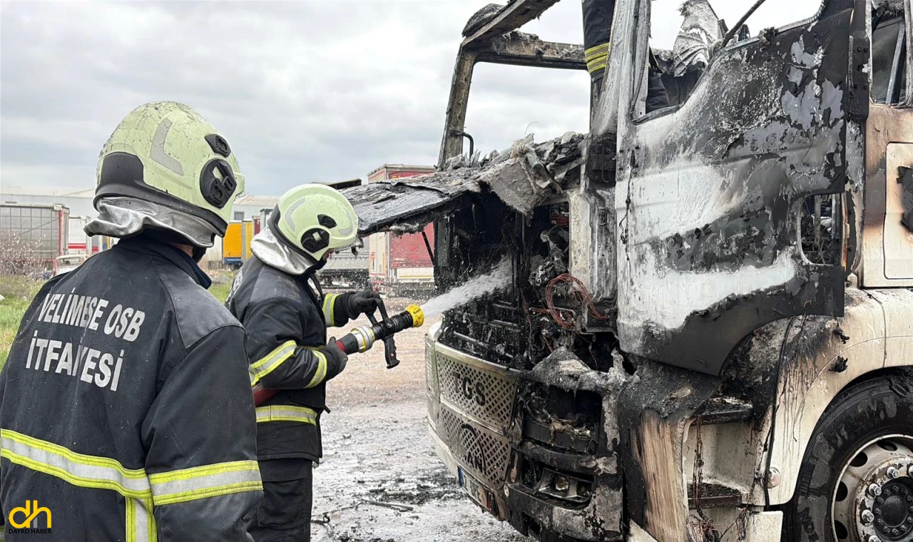 Park halindeki TIR yandı, sürücü hastaneye kaldırıldı
