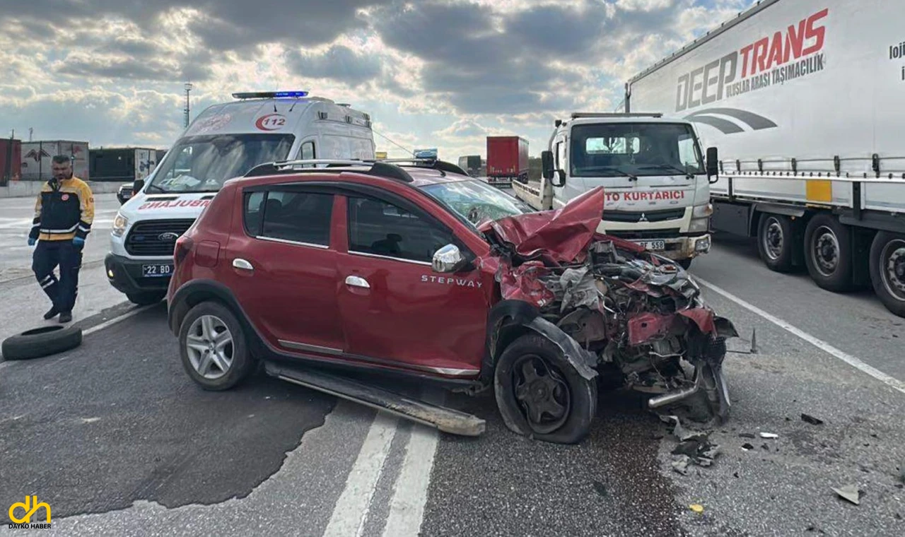 Park halindeki TIR’a çarpan otomobilin sürücüsü yaralandı