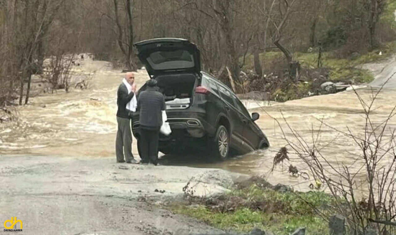 Sağanak nedeniyle köy yolu kapandı, otomobil suya kapıldı