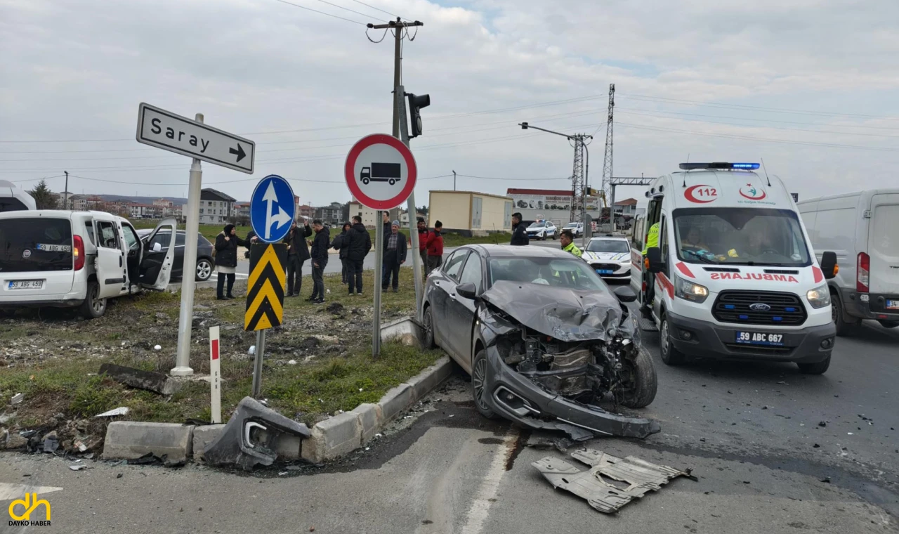 Hafif ticari araç ile otomobil çarpıştı 2 yaralı