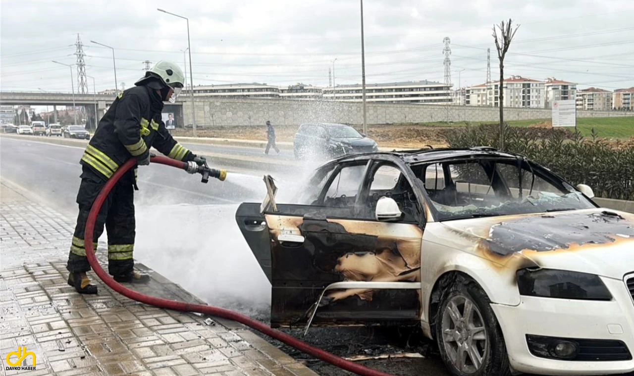 Seyir halindeyken yanan otomobil sürücüsü son anda kurtuldu