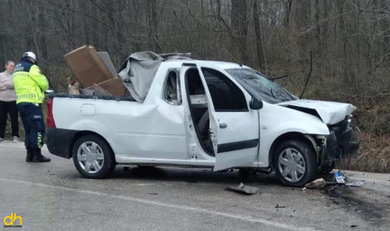 Kamyonet ile otomobil çarpıştı; 4 yaralı
