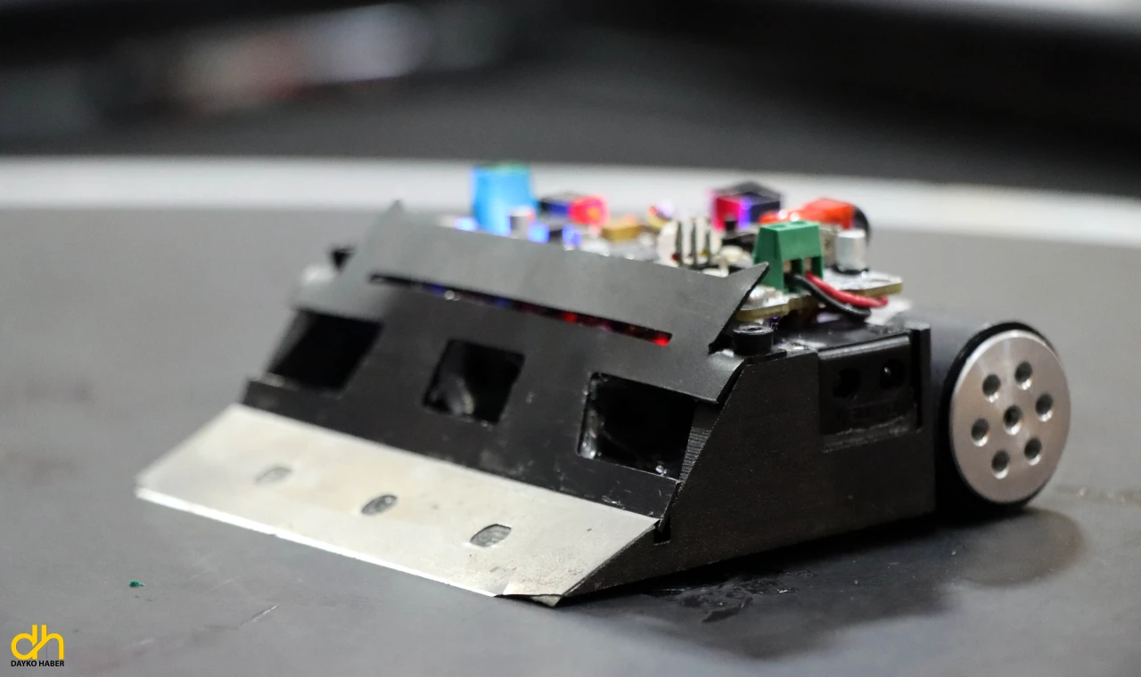 Lise öğrencilerinin 'Güreşçi' robotu birinci oldu