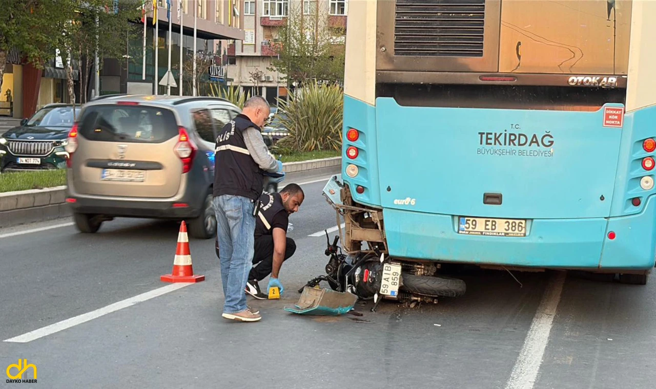 Motosiklet, duraktaki otobüse çarptı; 2 yaralı