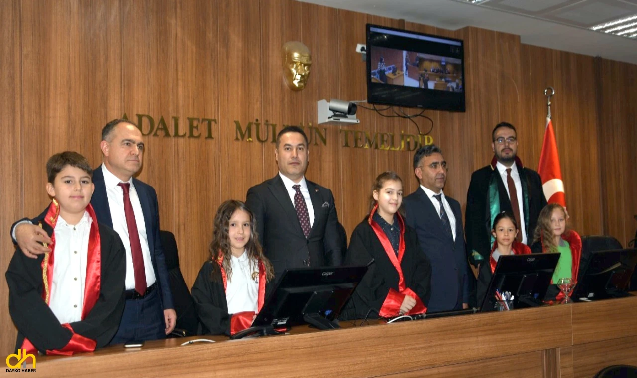 Öğrenciler adliyeyi ziyaret ederek cübbe giydi