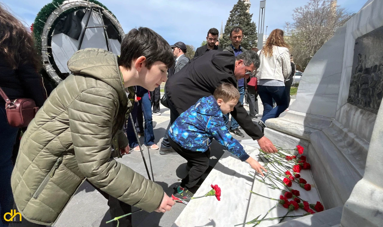 Saldırıda hayatını kaybedenler anısına karanfil bıraktılar